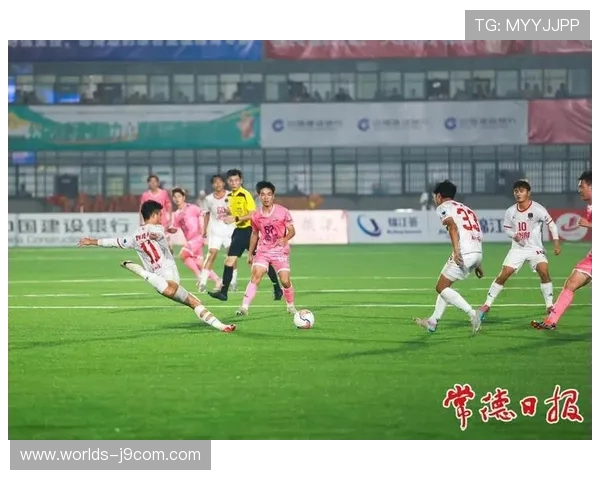 小傲傲踢足球：勇敢挑战自我突破极限，展现不屈精神的成长之路